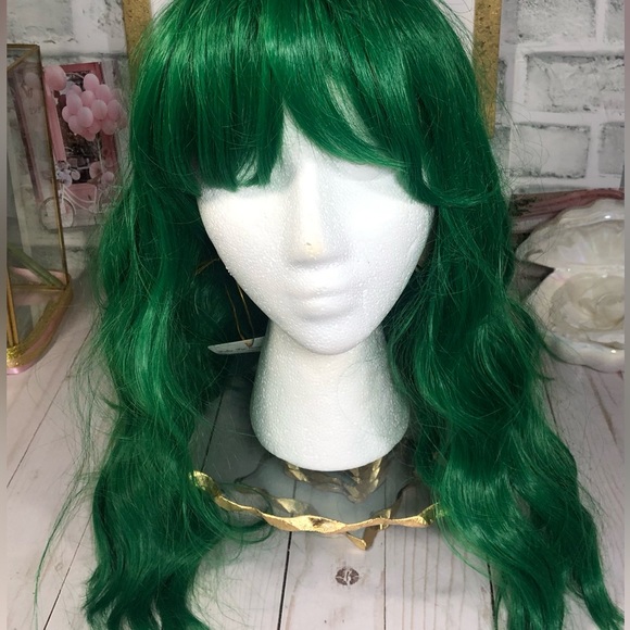 Green Synthetic Wig - Wavy, Shoulder Length w/Bangs  - New, Never Worn - Picture 7 of 7